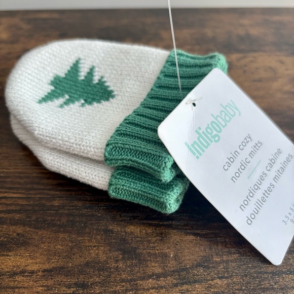 Indigo| NEW Green and White Cabin Cozy Nordic Baby/Infants Unisex Mitts NWT - Picture 1 of 4
